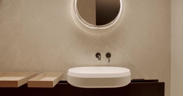 Łazienka Nowoczesnym Wnętrzem Ceramiczna Umywalka Schowany Kran Drewniana Skrzynka Okrągłe — Wideo stockowe