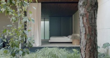 Çağdaş, cam duvarlı, yatak odalı perdeli ve şık mobilyalı yazlık ev. Bahçesi ve terası olan modern bir tatil evi.