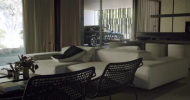 Mobilyalı modern ev, cam duvar ve otomatik kapısı olan araç garajı. Delikanlı evine git ve uzaktan kumandalı kapıyla arabayı park et.