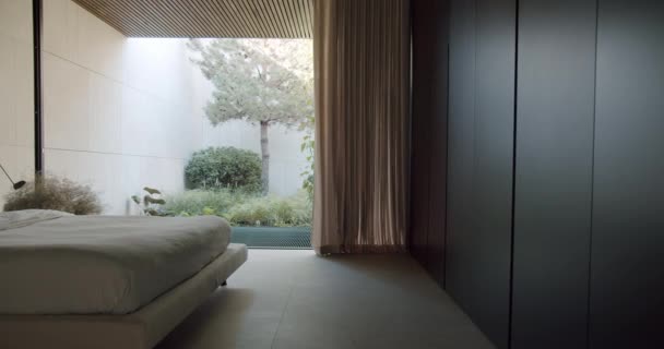 Сучасна Спальня Мінімалістичним Стилем Двоспальним Ліжком Відкритими Скляними Розсувними Дверима — стокове відео