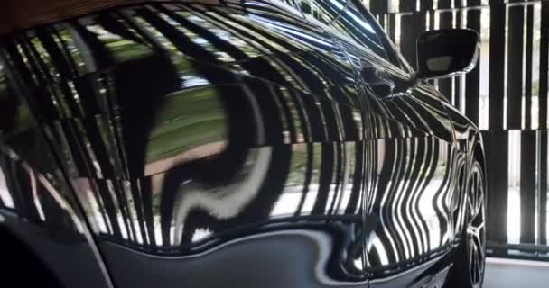 Крупним Планом Чорний Сучасний Автомобіль Відображенням Стоїть Гаражі Автомобіль Припаркований — стокове відео