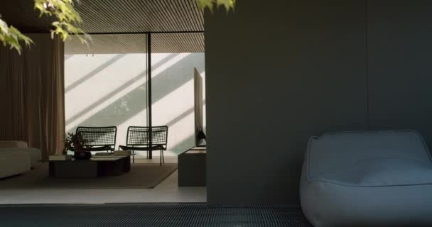 现代度假之家 客厅里有时尚的室内装饰和家具 咖啡桌和藤椅 阳台上有沙发豆袋扶手椅 休息概念 — 图库视频影像