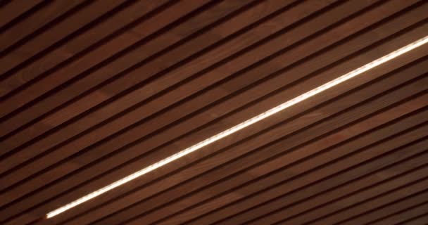 Decke Mit Holzplanken Und Led Lampe Haus Dekorative Holzpaneele Inneren — Stockvideo