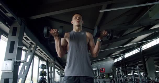 Jonge Gespierde Man Heeft Training Moderne Fitnessruimte Het Heffen Van — Stockvideo