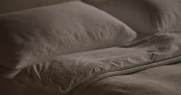 Primer Plano Comodidad Cama Doble Con Almohadas Blancas Edredón Cubierta — Vídeos de Stock