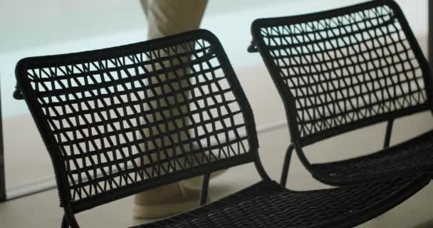 Moderní Tkané Ratanové Židle Stojící Pokoji Ustaraný Muž Procházející Kolem — Stock video