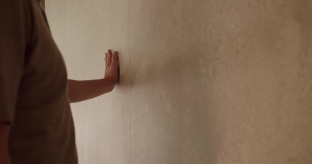 Vista Ritagliata Persona Mano Toccando Nuove Piastrelle Ceramica Sul Muro — Video Stock