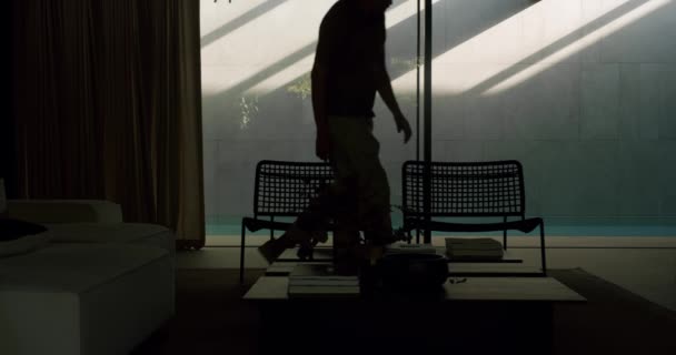 Adam Oturma Odasına Modern Bir Şekilde Giriyor Sandalyeye Oturuyor Kitap — Stok video