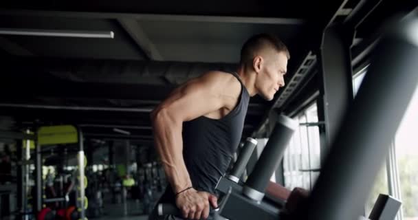 Jovem Homem Musculoso Tem Treino Ginásio Puxar Para Cima Aparelho — Vídeo de Stock