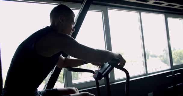 Jovem Atlético Tem Treino Cardio Bicicleta Exercício Ginásio Moderno Cansado — Vídeo de Stock