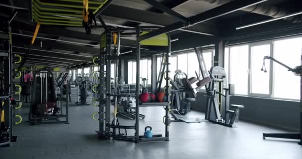 Interieur Einer Modernen Turnhalle Mit Trainingsgeräten Und Fitnessgeräten Sportverein Für — Stockvideo