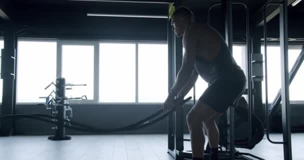 Młody Sportowiec Trening Siłowni Ćwiczy Linach Bojowych Silny Muskularny Mężczyzna — Wideo stockowe