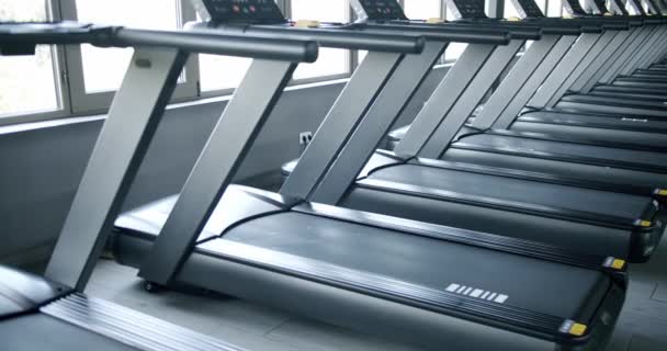 Moderner Fitnessraum Mit Geräten Reihe Von Laufbändern Für Ausdauertraining Fitnessstudio — Stockvideo