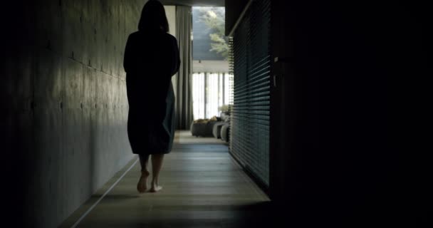 Achteraanzicht Vrouw Gaan Blootsvoets Kamer Led Licht Strip Draait Vloer — Stockvideo