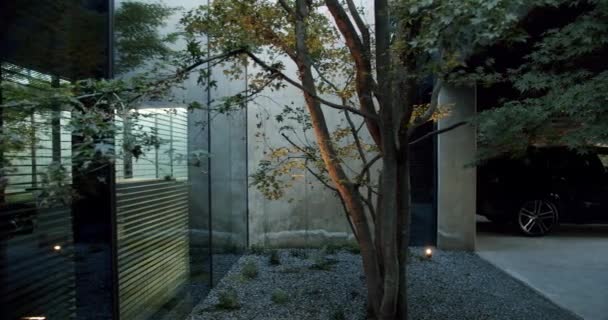 Aparcamiento Cerca Casa Residencial Moderna Con Pared Cristal Lugar Cubierto — Vídeos de Stock