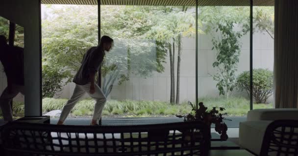 Homem Porta Deslizante Vidro Aberto Casa Férias Contemporânea Apartamento Luxo — Vídeo de Stock