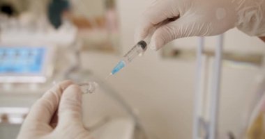 Kozmetikçilerin ellerine yakın çekim güzellik kliniğinde yenilenme prosedürü için enjeksiyon hazırlayın. Şırınga ve ampulle güzellik uzmanını kestik. Estetik tıp çocuk oyuncağı.