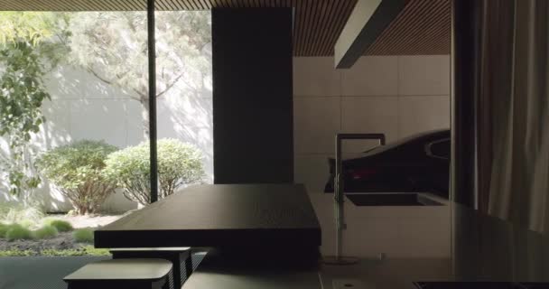 현대적인 인테리어와 정원에 전망과 파노라마 오두막 싱크대와 의자와 럭셔리 아파트에서 — 비디오