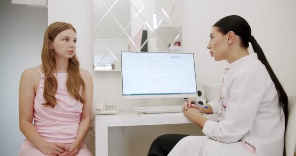 Paciente Jovem Consulta Com Médico Clínica Mulher Conversando Com Médico — Vídeo de Stock