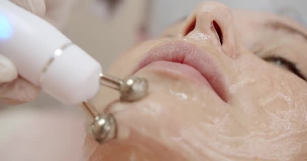 Closeup Cosmetologist Profissional Que Faz Procedimento Microcurrent Facial Usando Aparelho — Vídeo de Stock