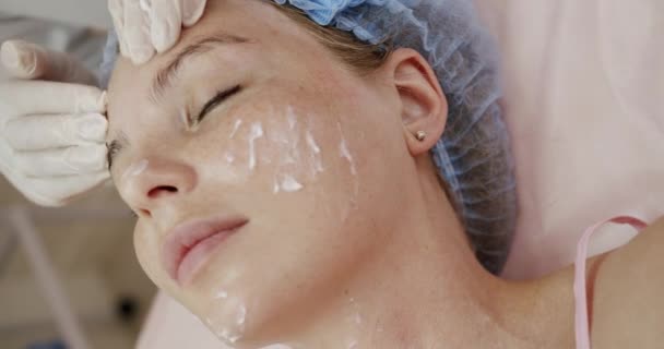 Zbliżenie Klienta Kobieta Zabieg Kosmetyczny Salonie Spa Kosmetyczka Robi Masaż — Wideo stockowe