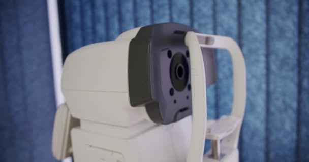 Nowoczesny Refraktometr Gabinecie Okulisty Szpitalu Okulistyczny Sprzęt Diagnostyczny Badania Wzroku — Wideo stockowe