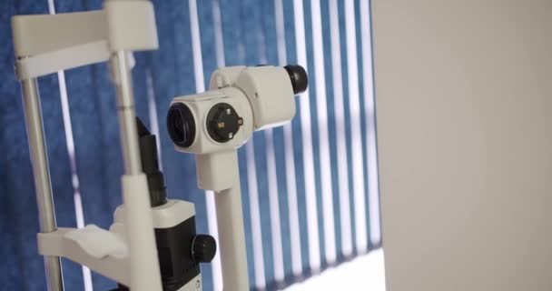 眼科クリニックのスリットランプ 眼科キャビネットの目のテストのための診断装置 検査の視力のための眼科専門装置 — ストック動画