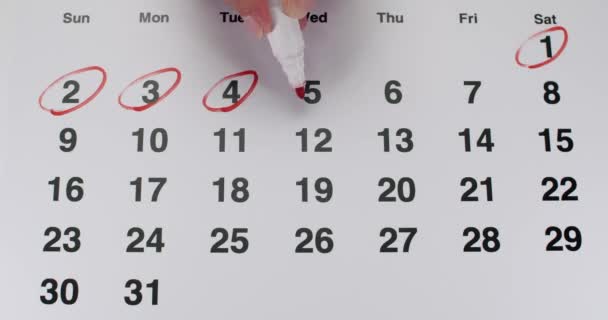 Osoba Ruku Červeným Značkovacím Dny Papírovém Kalendáři Kruh Data Jeden — Stock video