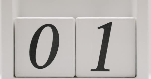 Zbliżenie Pierwszą Datę Miesiąca Drewnianym Kalendarzu Bloku Białe Kostki Symbolami — Wideo stockowe