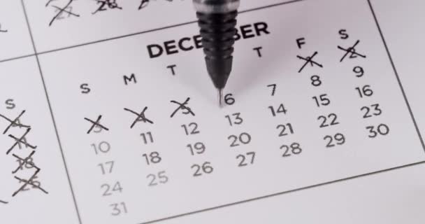 新年假期前数天数的人的关门 并在日历上用黑笔交叉日期 在计划人员中记录12月完成的任务 时间间隔日历日期 — 图库视频影像