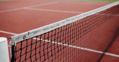 Açık hava halı tenis kortunun bir kısmını örgü ile çekmek. Profesyonel olarak tenis oyna. Hafta sonları ve pazar günleri dinlenmek için. Tenis maçı. Aktif boş zaman oyunu. Tenis ağını kapat.