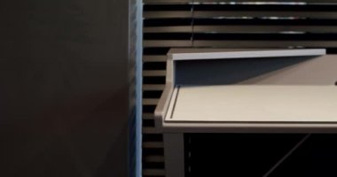 Rahat çalışma odasında minimalist deri koltuklu modern ahşap çalışma masası. Oda palmiyesi dekoru. Minimalist siyah panjurlar. Beauty Interior 'da yatak odası aksesuarı, deri koltuk ve modern masa..