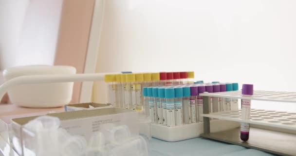 医学実験室のテーブルの血液サンプルが付いているガラス試験管 健康診断のための生化学分析 医療コンセプト — ストック動画