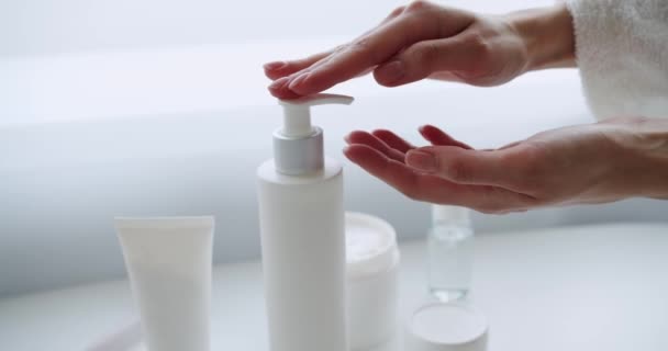 Fechar Mãos Mulher Pressione Frasco Dispensador Usando Creme Hidratação Feminino — Vídeo de Stock
