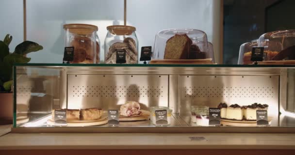 Vitrina Con Panadería Fresca Cafetería Diferentes Postres Dulces Caja Vidrio — Vídeos de Stock