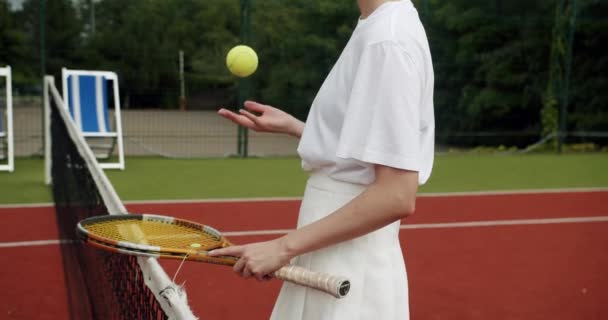 Mulher Segura Uma Bola Mão Com Raquete Antes Jogo Tênis — Vídeo de Stock