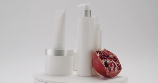 Kosmetiska Produkter Minimalistisk Blank Förpackning Roterande Scen Reklam Koncept Uppsättning — Stockvideo