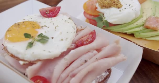 Köstliches Englisches Frühstück Mit Spiegeleiern Toasts Kirsche Schinken Und Speck — Stockvideo