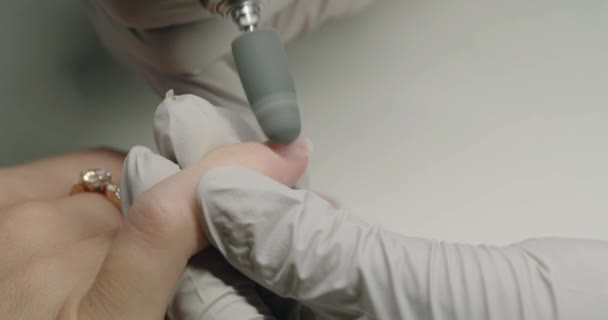 Primer Plano Manicura Manos Guantes Haciendo Manicura Cliente Femenino Usando — Vídeos de Stock