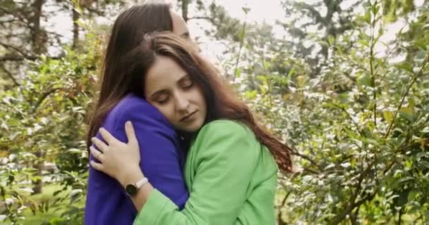 Ung Kvinde Krammer Glad Kæreste Mens Hun Hviler Parken Kærlighed – Stock-video