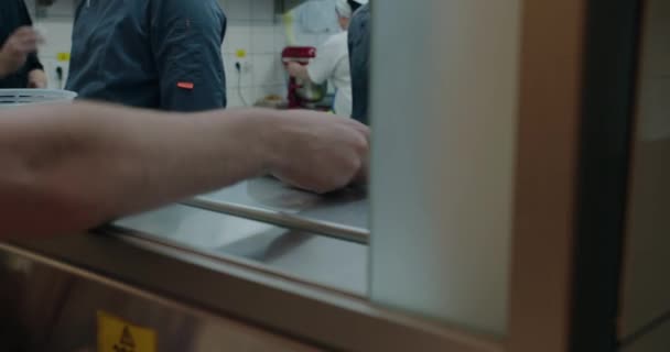 Pemandangan Yang Dipotong Pada Tangan Pelayan Mengambil Piring Dengan Hidangan — Stok Video