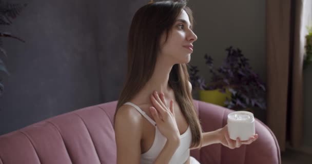 Jeune Femme Séduisante Qui Applique Crème Hydratation Sur Cou Pour — Video