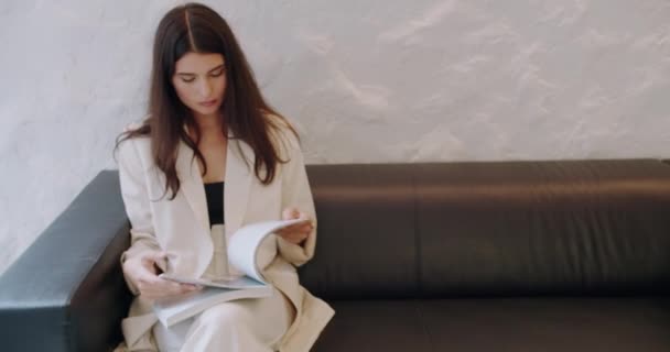 Jonge Aantrekkelijke Vrouw Klant Wachten Afspraak Met Schoonheidsspecialiste Zitten Comfort — Stockvideo