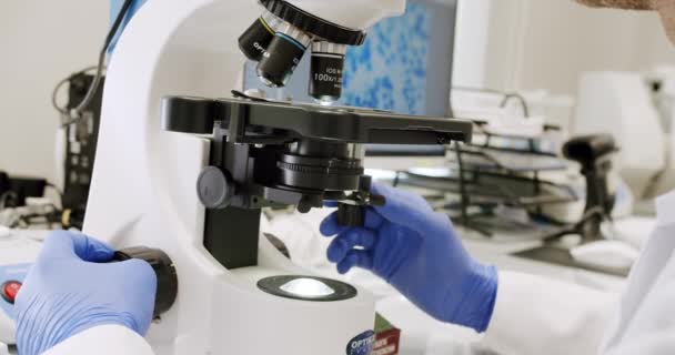 Médico Masculino Usando Microscópio Laboratório Usando Microscópio Para Examinar Condição — Vídeo de Stock