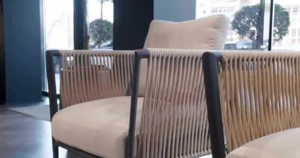 豪華なヴィラのモダンな椅子 ミニマリストの椅子とテーブル付きの夏のテラスの家具 庭のための家具 モダンな高級ヴィラ ミニマリストのアパート ガーデンパークの屋外テーブルと椅子 — ストック動画