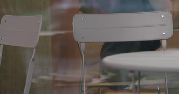 Крупним Планом Стільці Затишному Кафе Скляним Вікном Сучасні Меблі Кафетерії — стокове відео