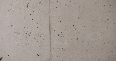 Beton dokusu minimalist bir iç kısımda, duvar ise gri tonda çekiliyor. Doku, arkaplan