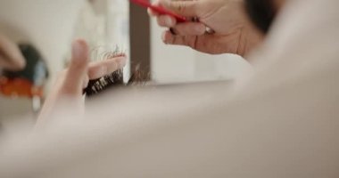 Berber dükkanında modern saç kesimi. Müşteri Hizmetleri. Kuaför, kuaför, makasla saç kesen, kuaför, kuaför ve kuaför hizmetleri alan şık bir adam.. 