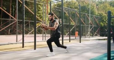 Sportif bir adam kalçalarının ve kalçalarının kaslarını güçlendirmek için tek bacakla hamle yapıyor. Sağlıklı yaşam tarzı ve açık hava eğitimi. Fitness Adam hiçbir şey yapmıyor. Spor Faaliyeti Dışarıda Egzersiz.