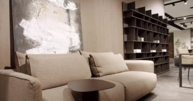 Konforlu kanepe ile modern oturma odası. Modern gri bej kanepe. Minimalist ve rahat bir ev. Lüks daire. Rahat çatı katında modern mobilyalar. Modern ve Basit Kanepe.